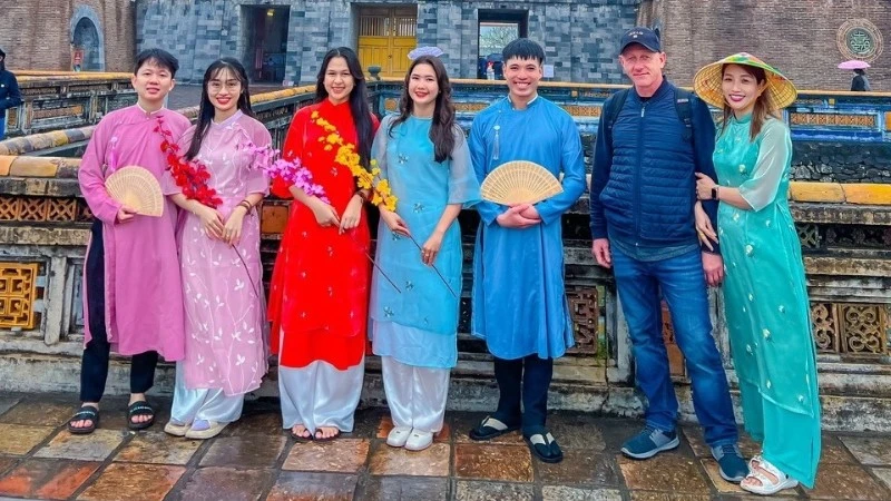 Vợ chồng chị Hằng, anh Marek (ngoài cùng, bên phải) hào hứng đón Tết truyền thống tại Việt Nam.