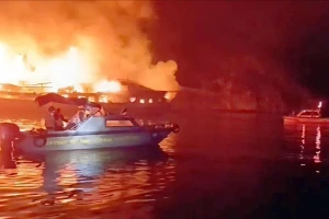 Lực lượng chức năng đang tiếp cận hiện trường. (Ảnh: TTXVN)