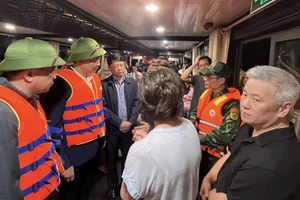 Đồng chí Nguyễn Văn Công, Phó Chủ tịch UBND tỉnh Quảng Ninh kiểm tra hiện trường và động viên các lực lượng tham gia khắc phục sự cố. (Ảnh: Báo Quảng Ninh)