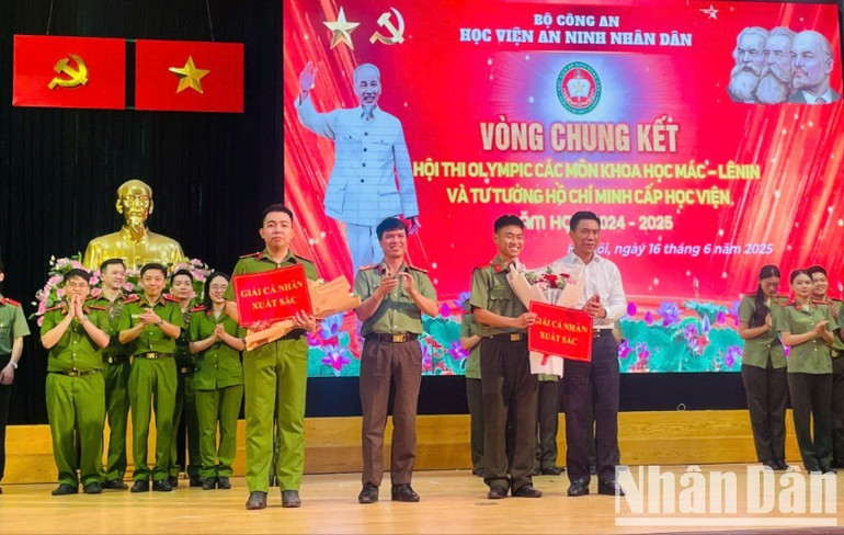 Thượng tá Nguyễn Hồng Thái, Phó Giám đốc Học viện An ninh và đồng chí Đoàn Văn Báu, Vụ trưởng Vụ Lý luận chính trị, Ban Tuyên giáo và Dân vận Trung ương trao giải cho thí sinh có thành tích xuất sắc tại hội thi. (Ảnh: PHẠM CƯỜNG) trao-ca-nhan-xuat-sac-994.jpg