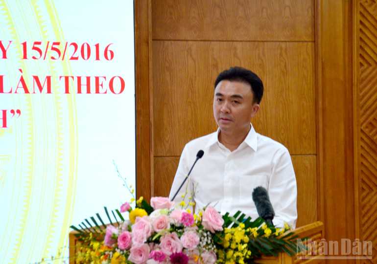 Đồng chí Trương Công Đắc, Phó Bí thư chuyên trách Đảng ủy Học viện Chính trị quốc gia Hồ Chí Minh tham luận tại hội nghị. (Ảnh: PHẠM CƯỜNG) ndo_br_anh-cong-dac.jpg