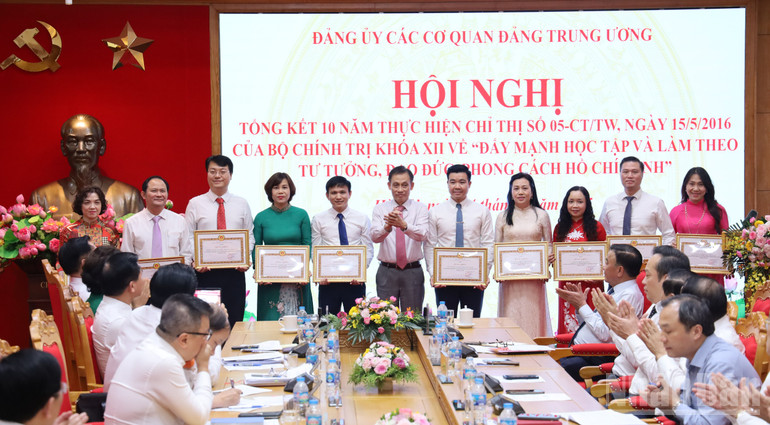 Đồng chí Lê Hoài Trung trao Bằng khen của Ban Thường vụ Đảng ủy các cơ quan Đảng Trung ương, giai đoạn 2016-2025, tặng 10 tập thể tiêu biểu xuất sắc trong học tập và làm theo tư tưởng, đạo đức, phong cách Hồ Chí Minh. (Ảnh: PHẠM CƯỜNG) ndo_br_bac-hoai-trung-chuan.jpg
