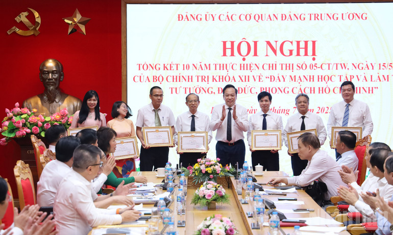 Đồng chí Đỗ Việt Hà, Phó Bí thư Đảng ủy các cơ quan Đảng Trung ương trao Bằng khen của Ban Thường vụ Đảng ủy các cơ quan Đảng Trung ương, giai đoạn 2016-2025, tặng các cá nhân tiêu biểu xuất sắc trong học tập và làm theo tư tưởng, đạo đức, phong cách Hồ Chí Minh. (Ảnh: PHẠM CƯỜNG) ndo_br_img-anh-ha-1.jpg