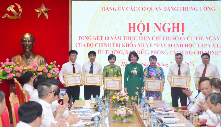 Đồng chí Nguyễn Thị Hoàng Vân, Phó Bí thư Đảng ủy các cơ quan Đảng Trung ương trao Bằng khen của Ban Thường vụ Đảng ủy các cơ quan Đảng Trung ương, giai đoạn 2016-2025, tặng các cá nhân tiêu biểu xuất sắc trong học tập và làm theo tư tưởng, đạo đức, phong cách Hồ Chí Minh. (Ảnh: PHẠM CƯỜNG) ndo_br_chi-van.jpg