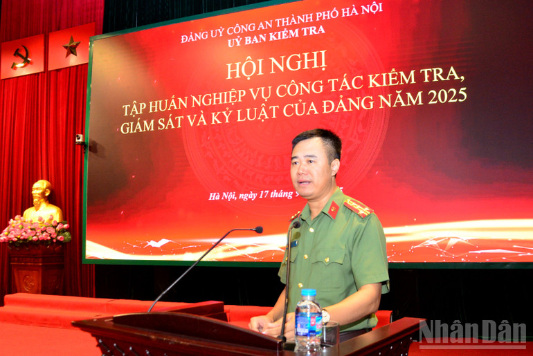 Đại tá Nguyễn Ngọc Quyền, Phó Bí thư Đảng ủy, Chủ nhiệm Ủy ban Kiểm tra Đảng ủy, Phó Giám đốc Công an thành phố Hà Nội phát biểu khai mạc hội nghị. (Ảnh: PHẠM CƯỜNG) ndo_br_phat-bieu-2.jpg
