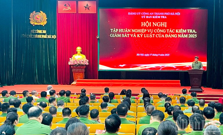 Hội nghị với sự tham dự của 500 đại biểu là bí thư cấp ủy, chủ nhiệm, phó chủ nhiệm, cán bộ ủy ban kiểm tra các phòng, đơn vị và công an các xã, phường của thành phố Hà Nội. (Ảnh: PHẠM CƯỜNG) ndo_br_toan-canh.jpg