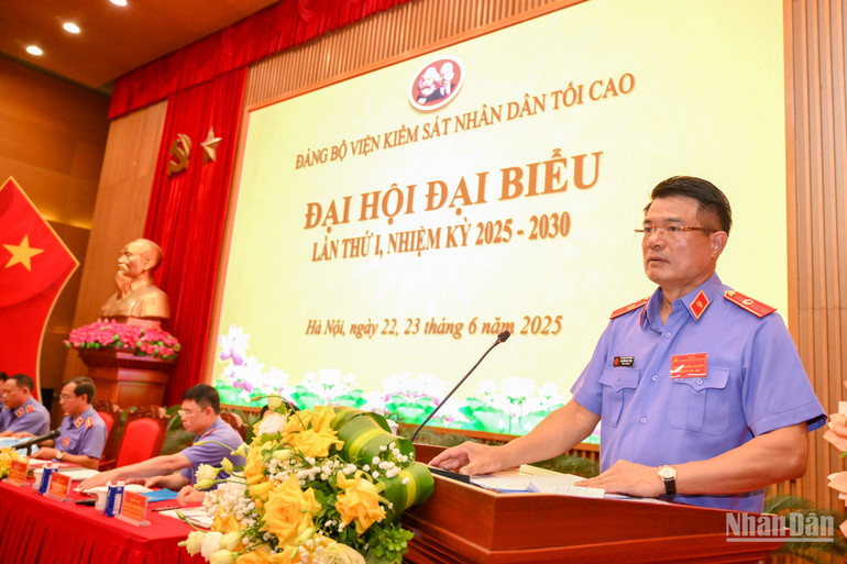 Đồng chí Nguyễn Huy Tiến, Bí thư Đảng ủy, Viện trưởng Viện Kiểm sát nhân dân tối cao phát biểu khai mạc Đại hội. (Ảnh: THẾ ĐẠI) vien-truong.jpg