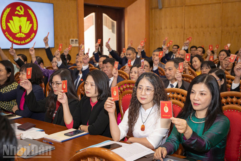 Các đại biểu biểu quyết tại Đại hội. (Ảnh: SƠN TÙNG) ndo_bl_z6694010661271-ebc027733898008ebd28f4b159b994bb.jpg
