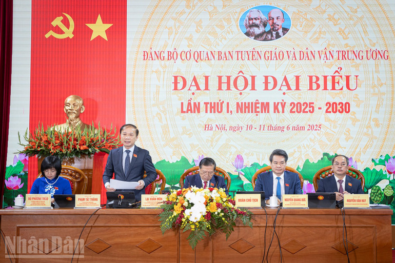 Đoàn Chủ tịch điều hành Đại hội. (Ảnh: SƠN TÙNG) ndo_bl_stnd9837.jpg