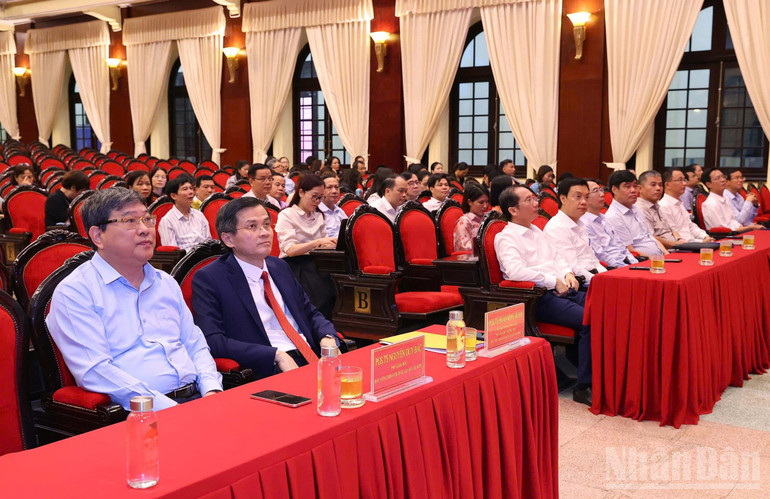 Các đại biểu tham dự Lễ khai giảng Lớp bồi dưỡng, cập nhật kiến thức, kỹ năng đối với cán bộ lãnh đạo, quản lý xã, phường, đặc khu. (Ảnh: PHẠM CƯỜNG) ndo_br_dai-bieu-du.jpg