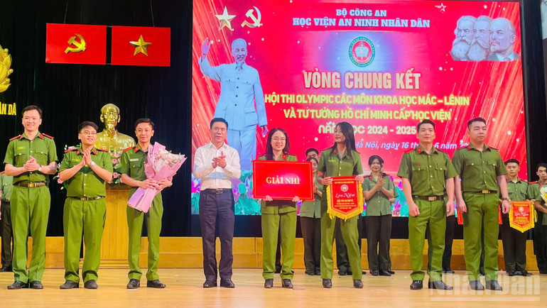 Đồng chí Đoàn Văn Báu, Vụ trưởng Vụ Lý luận chính trị, Ban Tuyên giáo và Dân vận Trung ương trao giải Nhì hội thi cho đội Chuyên khoa 4. (Ảnh: PHẠM CƯỜNG) ndo_br_trao-giai-nhi.jpg