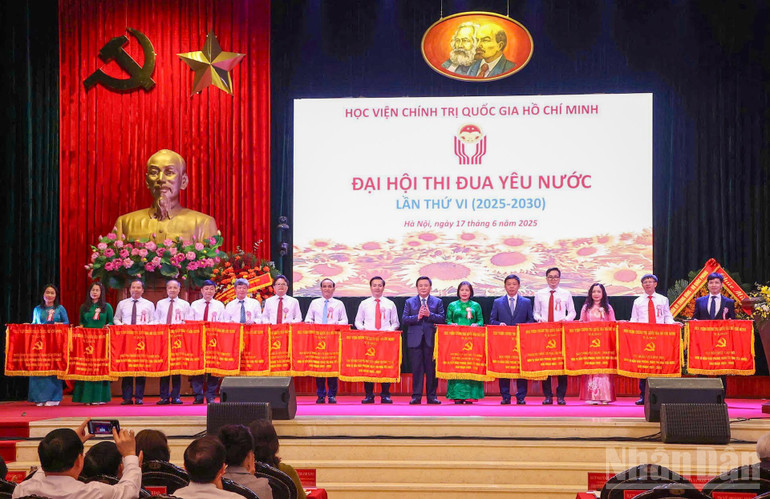 Đồng chí Nguyễn Xuân Thắng, Ủy viên Bộ Chính trị, Giám đốc Học viện Chính trị quốc gia Hồ Chí Minh, Chủ tịch Hội đồng Lý luận Trung ương tặng cờ thi đua cho các đơn vị dẫn đầu phong trào thi đua yêu nước giai đoạn 2020-2025. (Ảnh: DUY LINH) ndo_br_unnamed-2.jpg