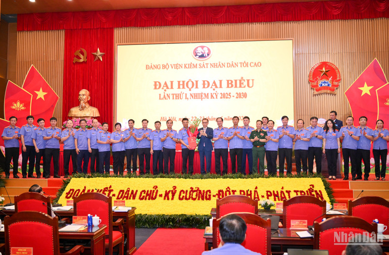 Đồng chí Lê Hoài Trung tặng hoa và chúc mừng Ban Chấp hành Đảng bộ Viện Kiểm sát nhân dân tối cao, nhiệm kỳ 2025-2030. (Ảnh: THẾ ĐẠI) tang-hoa.jpg