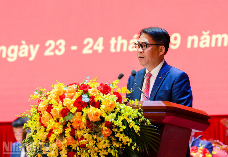 Tovarășul Phan Thang An, membru al Comitetului Executiv al Partidului al agențiilor Centrale ale Partidului, secretar de partid, șef adjunct al Comisiei Centrale de Organizare, a anunțat decizia Biroului Politic privind numirea delegaților Comitetului de Partid al agențiilor Centrale ale Partidului pentru a participa la cel de-al 14-lea Congres Național al Partidului. (Foto: THE DAI) ndo_bl_cong-bo-quyet-dinh.jpg