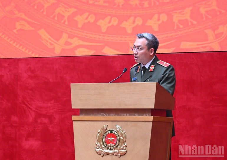Generalmajor Nguyen Quoc Toan, chef för kontoret för den centrala partikommittén inom ministeriet för offentlig säkerhet och chef för kontoret för ministeriet för offentlig säkerhet, rapporterar vid konferensen. (Foto: PHAM CUONG) ndo_br_thieu-tuong-toan.jpg