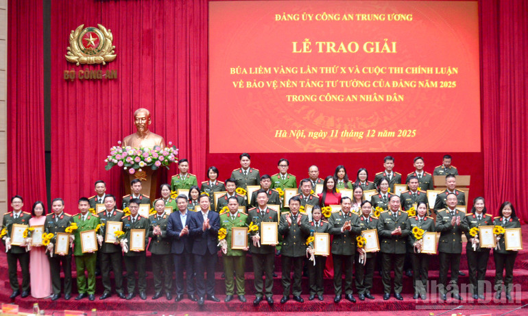 Ledare för ministeriet för offentlig säkerhet och individer och kollektiva representanter som mottagit utmärkelser poserar för ett minnesfoto. (Foto: PHAM CUONG) ndo_br_trao-tang.jpg