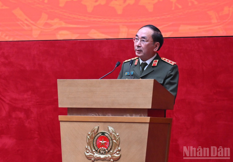 General Tran Quoc To, medlem av Vietnams kommunistiska partis centralkommitté, biträdande sekreterare i partikommittén vid det centrala ministeriet för offentlig säkerhet och biträdande minister för offentlig säkerhet, höll öppningstalet vid konferensen. (Foto: PHAM CUONG) ndo_br_library-20251211162307-95230d89-1dc4-47d4-88c0-c09f19920af7-tt-to-phat-bieu.jpg