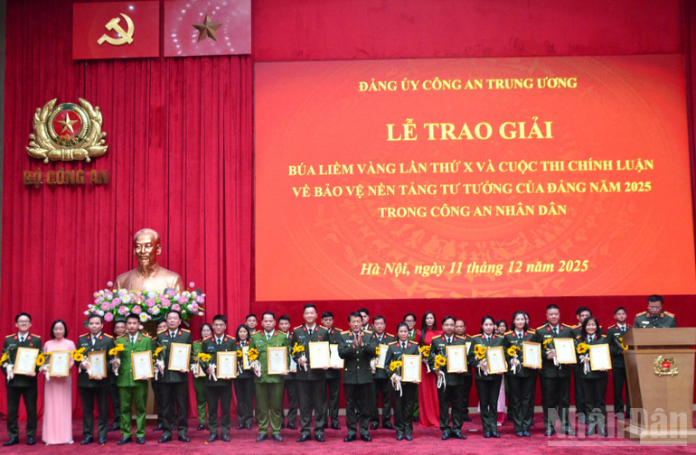 Ledare för ministeriet för offentlig säkerhet delar ut priser till författare och författargrupper som vann det tionde nationella journalistpriset för partibyggande (Guldhammaren och skäran) år 2025 och den politiska kommentartävlingen om att skydda partiets ideologiska grund inom Folkets offentliga säkerhetsstyrka år 2025. (Foto: PHAM CUONG) ndo_br_dsc-8092.jpg