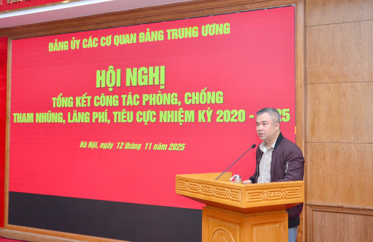 ສະຫາຍ Dinh Song Linh, ກໍາມະການຄະນະປະຈໍາພັກ, ປະທານຄະນະກວດກາພັກ, ຫົວໜ້າພະແນກວິທະຍາສາດ ແລະ ສິ່ງແວດລ້ອມ ໜັງສືພິມ ເຍີນແດນ ກ່າວຄໍາເຫັນທີ່ກອງປະຊຸມ. (ພາບ: ພິມມະສອນ) dong-chi-song-linh.jpg