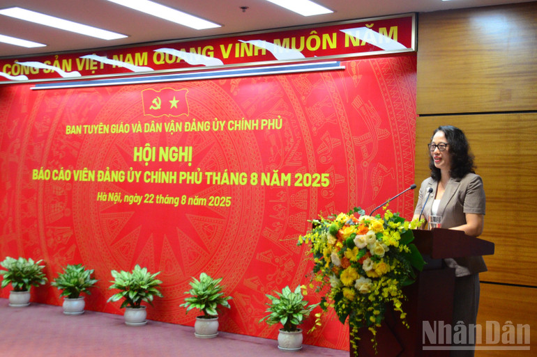 Phó Trưởng ban Tuyên giáo và Dân vận Đảng ủy Chính phủ Hà Thị Trang định hướng công tác tuyên truyền tại hội nghị. (Ảnh: PHẠM CƯỜNG) ndo_br_dsc-6075.jpg