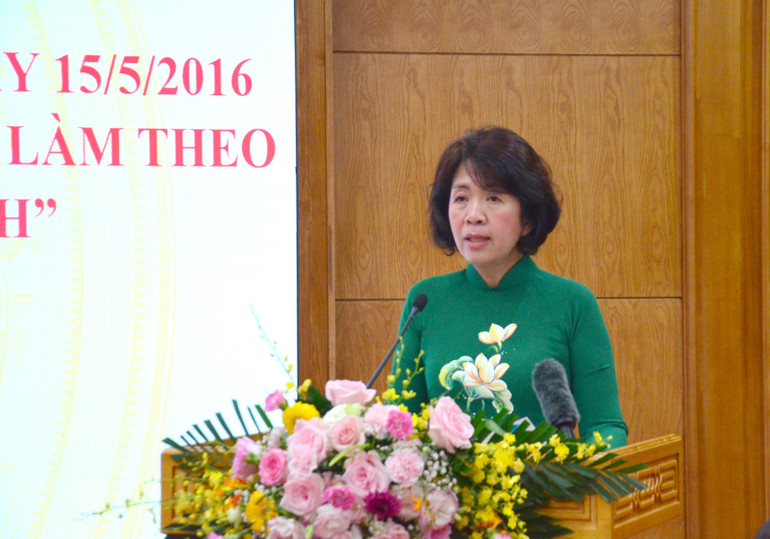 Đồng chí Nguyễn Thị Hoàng Vân, Phó Bí thư Đảng ủy các cơ quan Đảng Trung ương báo cáo tại hội nghị. (Ảnh: PHẠM CƯỜNG) chi-van-chuan.jpg