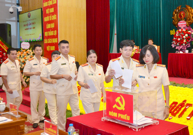 Đại hội tiến hành bỏ phiếu bầu Ban Chấp hành Đảng bộ Trung tâm Dữ liệu quốc gia nhiệm kỳ 2025-2030. bo-phieu-bau-chu8an.jpg
