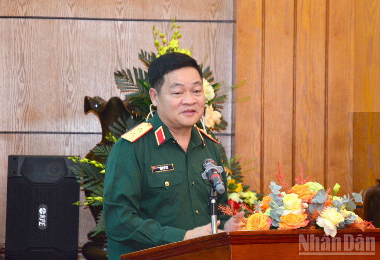 लेफ्टिनेंट जनरल, एसोसिएट प्रोफेसर, राजनीति अकादमी के निदेशक डॉक्टर डांग सी लोक ने केंद्रीय प्रचार एवं जन-आंदोलन आयोग के प्रमुख से निर्देश प्राप्त करने के लिए भाषण दिया। (फोटो: फाम कुओंग) ndo_br_dsc-7234.jpg