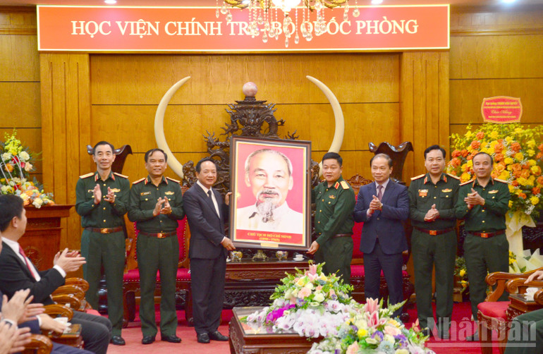 पार्टी केंद्रीय समिति के सचिव और केंद्रीय प्रचार एवं शिक्षा आयोग के प्रमुख जनरल त्रिन्ह वान क्वायेट ने राजनीति अकादमी को एक स्मारिका भेंट की। (फोटो: फाम कुओंग) ndo_br_dc-trinh-van-quyet-tang-hoa.jpg