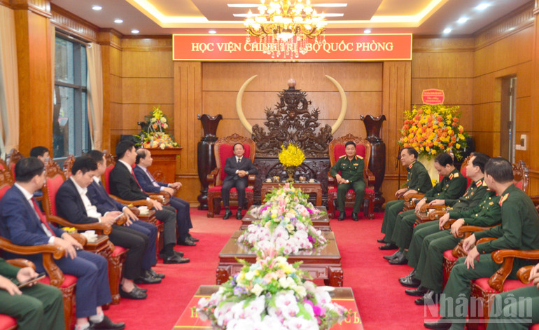 वियतनामी शिक्षक दिवस (20 नवंबर, 1982 - 20 नवंबर, 2025) की 43वीं वर्षगांठ के अवसर पर राजनीति अकादमी (राष्ट्रीय रक्षा मंत्रालय) के दौरे और बधाई का दृश्य। (फोटो: फाम कुओंग) ndo_br_dsc-7241.jpg