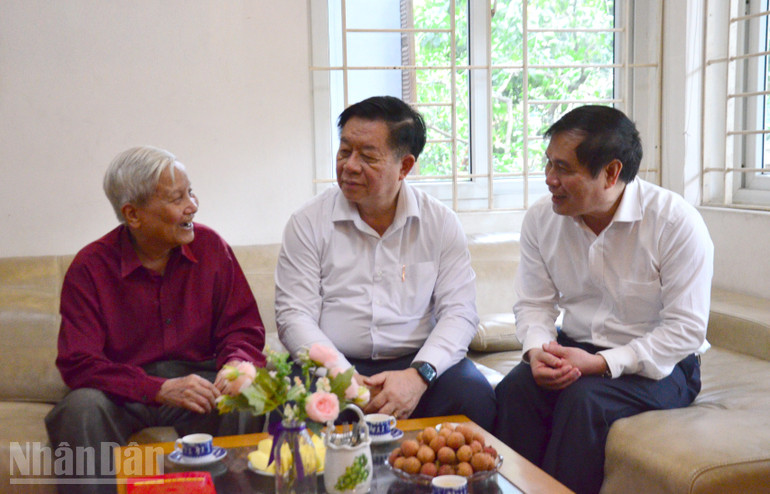 Đồng chí Nguyễn Trọng Nghĩa, Ủy viên Bộ Chính trị, Bí thư Trung ương Đảng, Trưởng Ban Tuyên giáo và Dân vận Trung ương thăm, chúc mừng nhà báo Hà Đăng. (Ảnh: PHẠM CƯỜNG) ndo_bl_tham-bac-ha-dang.jpg