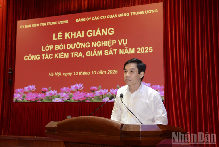 Đồng chí Nguyễn Quang Trường, Phó Bí thư Đảng ủy, Chủ nhiệm Ủy ban Kiểm tra Đảng ủy các cơ quan Đảng Trung ương phát biểu khai giảng lớp bồi dưỡng. ndo_br_anh-truong.jpg