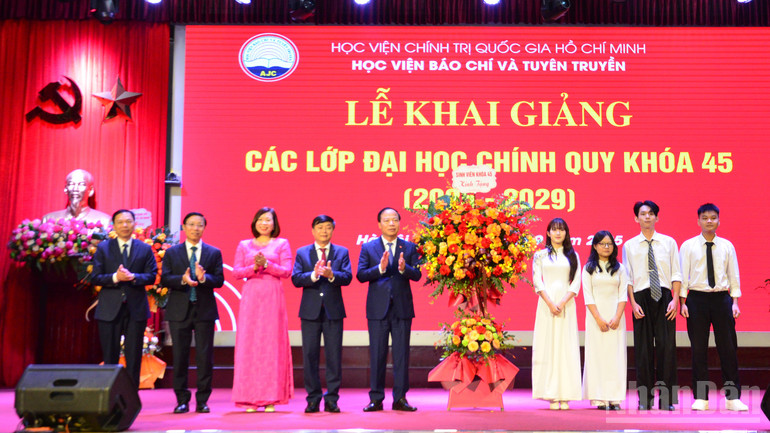 Đại diện các lớp tặng hoa chúc mừng nhà trường. (Ảnh: PHẠM CƯỜNG) ndo_br_dsc-6658.jpg
