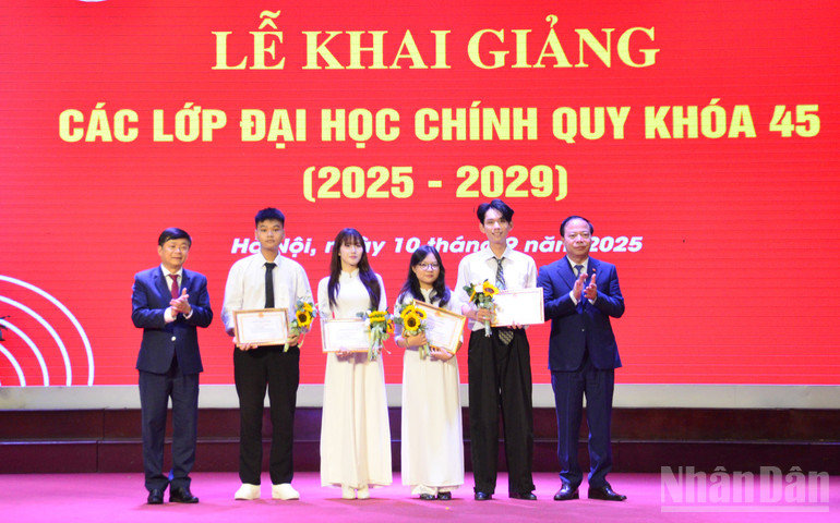 Đồng chí Mai Đức Ngọc, Bí thư Đảng ủy, Chủ tịch Hội đồng trường và đồng chí Phạm Minh Sơn, Giám đốc Học viện Báo chí và Tuyên truyền trao Giấy khen sinh viên giỏi toàn khoá tặng 4 sinh viên xuất sắc. (Ảnh: PHẠM CƯỜNG) ndo_br_dsc-6676.jpg