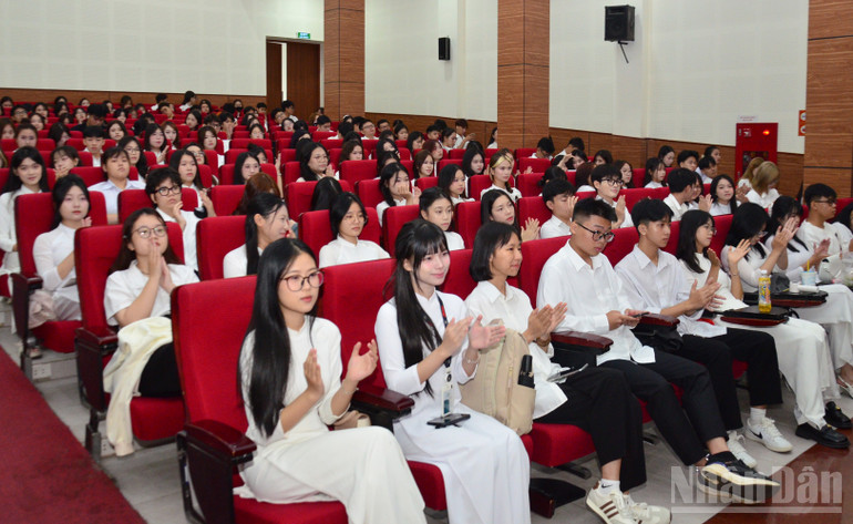 Các sinh viên tham dự Lễ khai giảng. (Ảnh: PHẠM CƯỜNG) ndo_br_dsc-6653.jpg