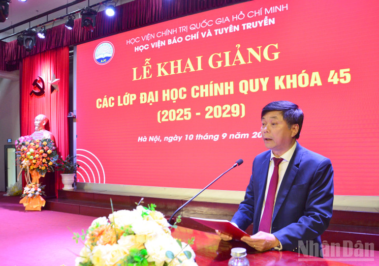 Đồng chí Phạm Minh Sơn, Giám đốc Học viện Báo chí và Tuyên truyền phát biểu khai giảng năm học. (Ảnh: PHẠM CƯỜNG) ndo_br_dsc-6609.jpg