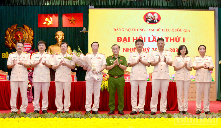 Đồng chí Nguyễn Văn Long tặng hoa chúc mừng Ban Chấp hành Đảng bộ Trung tâm Dữ liệu quốc gia nhiệm kỳ 2025-2030. (Ảnh: PHẠM CƯỜNG) ndo_br_bau-ban-chap-hanh.jpg