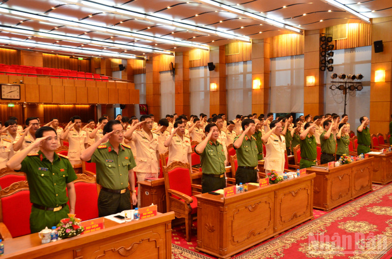 Các đại biểu thực hiện nghi thức chào cờ tại Đại hội. (Ảnh: PHẠM CƯỜNG) ndo_br_dsc-6197.jpg