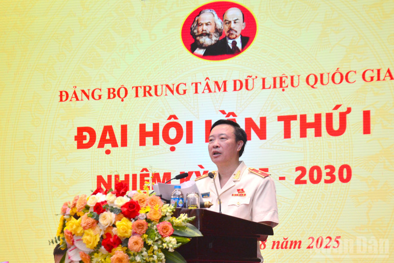 Thiếu tướng Nguyễn Ngọc Cương, Bí thư Đảng ủy, Giám đốc Trung tâm Dữ liệu quốc gia phát biểu khai mạc Đại hội. (Ảnh: PHẠM CƯỜNG) ndo_br_cuc-truong-phat-bieu.jpg