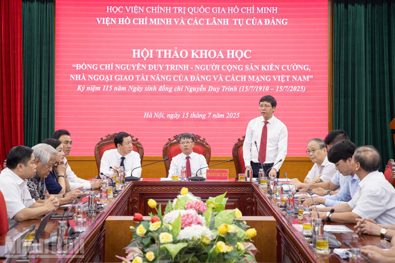 Phó Giáo sư, Tiến sĩ Lý Việt Quang, Viện trưởng Viện Hồ Chí Minh và các lãnh tụ của Đảng phát biểu tại hội thảo. (Ảnh: SƠN TÙNG) ndo_bl_z6805560069455-eab9a0fdfe11668298e2bd323cba02ed.jpg
