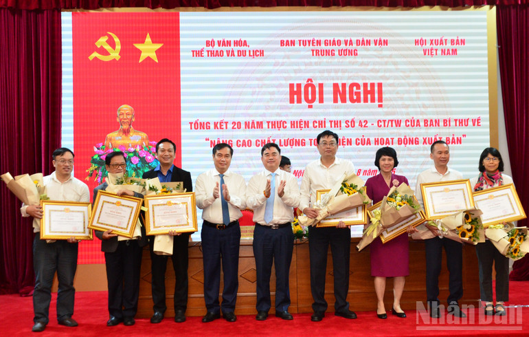 Đồng chí Phan Xuân Thủy, Phó Trưởng Ban Tuyên giáo và Dân vận Trung ương và đồng chí Phạm Minh Tuấn, Chủ tịch Hội Xuất bản Việt Nam, Phó Tổng Biên tập Tạp chí Cộng sản trao Bằng khen của Ban Tuyên giáo và Dân vận Trung ương tặng các tập thể có thành tích xuất sắc trong công tác tham mưu, tổ chức thực hiện Chỉ thị số 42-CT/TW của Ban Bí thư. (Ảnh: PHẠM CƯỜNG) ndo_br_dsc-6175.jpg