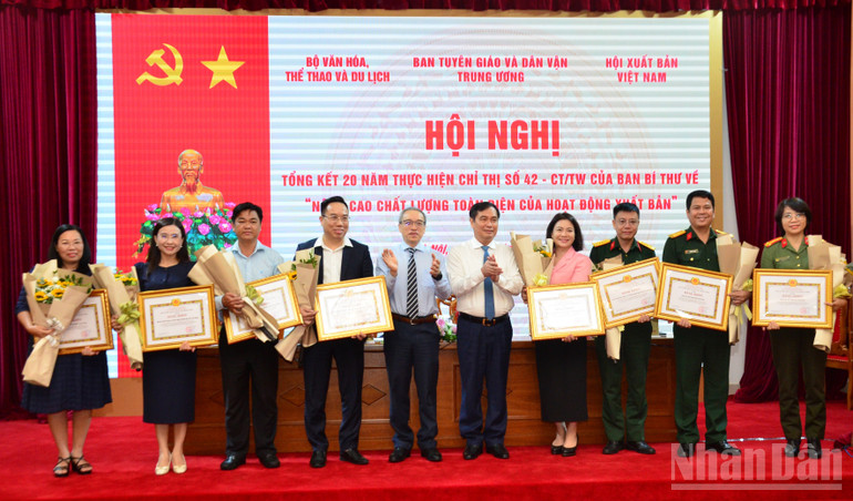 Đồng chí Phan Xuân Thủy, Phó Trưởng Ban Tuyên giáo và Dân vận Trung ương và đồng chí Phan Tâm, Thứ trưởng Văn hóa, Thể thao và Du lịch trao Bằng khen của Ban Tuyên giáo và Dân vận Trung ương tặng các tập thể có thành tích xuất sắc trong công tác tham mưu, tổ chức thực hiện Chỉ thị số 42-CT/TW của Ban Bí thư. (Ảnh: PHẠM CƯỜNG) ndo_br_dsc-6168.jpg