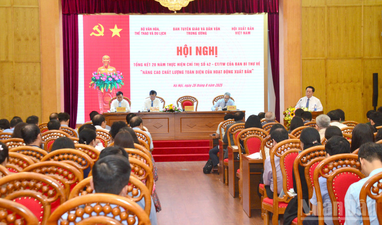 Đồng chí Nguyễn Trọng Nghĩa, Ủy viên Bộ Chính trị, Bí thư Trung ương Đảng, Trưởng Ban Tuyên giáo và Dân vận Trung ương phát biểu chỉ đạo hội nghị. (Ảnh: PHẠM CƯỜNG) ndo_br_toan-canh.jpg