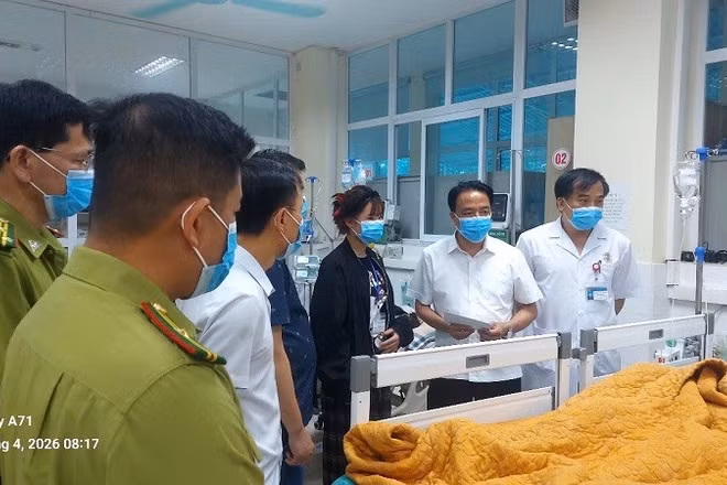Giám đốc Sở Y tế Điện Biên Phạm Giang Nam (người thứ 2 từ phải sang) thăm, động viên thân nhân người bị bỏng do chữa cháy rừng. 