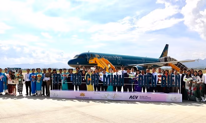 Chào đón phi hành đoàn và du khách trên chuyến bay đầu tiên của Vietnam Airlines từ thành phố Hồ Chí Minh về Điện Biên.
