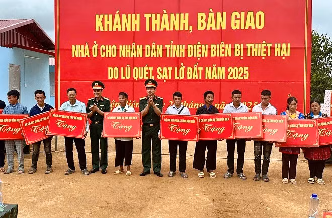 Các đồng chí lãnh đạo Bộ Chỉ huy quân sự tỉnh Điện Biên trao quà tặng các gia đình ở bản Háng Pu Xi (xã Xa Dung) trong lễ bàn giao nhà ở tại khu tái định cư mới. 