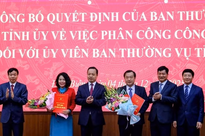 Đồng chí Trần Tiến Dũng (thứ 3 từ trái sang) cùng các đồng chí lãnh đạo Hội đồng nhân dân, Ủy ban nhân dân, Ủy ban Mặt trận Tổ quốc tỉnh Điện Biên, tặng hoa chúc mừng đồng chí Lò Thị Minh Phượng và đồng chí Vừ A Bằng. 