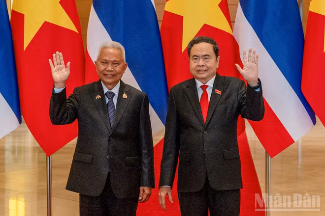 Chủ tịch Quốc hội Trần Thanh Mẫn và Chủ tịch Quốc hội kiêm Chủ tịch Hạ viện Vương quốc Thái Lan Sophon Zaram.
