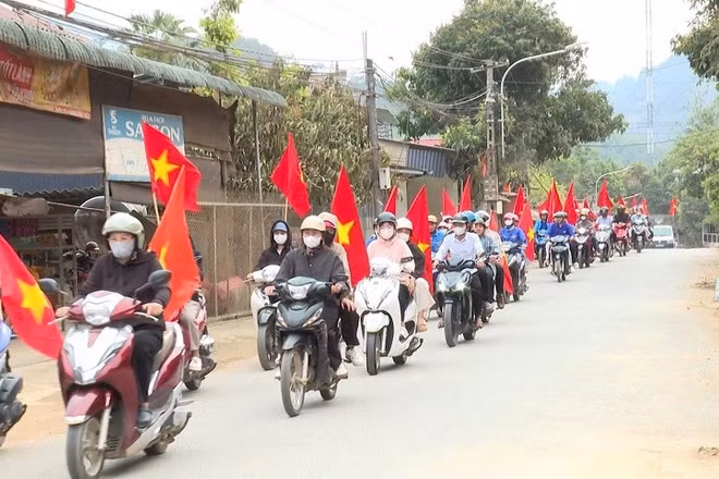 Cán bộ, công chức cùng đoàn viên thanh niên xã Mường Mùn, tỉnh Điện Biên ra quân tuyên truyền về cuộc bầu cử đại biểu Quốc hội và hội đồng nhân dân các cấp, nhiệm kỳ 2026-2031. 
