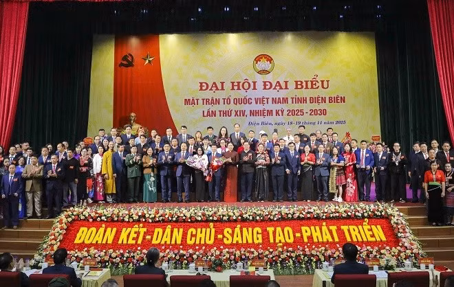 Các đồng chí được hiệp thương cử tham gia Ủy ban Mặt trận Tổ quốc Việt Nam tỉnh Điện Biên khóa 14, nhiệm kỳ 2025-2030, ra mắt Đại hội.
