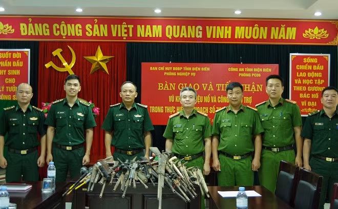 Đại diện hai đơn vị chứng kiến việc bàn giao và tiếp nhận 39 khẩu súng các loại. (Ảnh: ANH DŨNG)